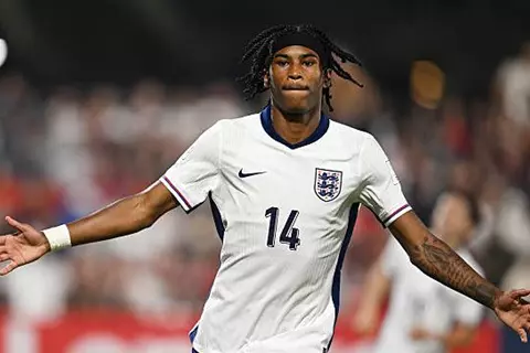 والده زامل زكي.. ريجان هيسكي موهبة صاعدة ينتظره مرموش في سيتي